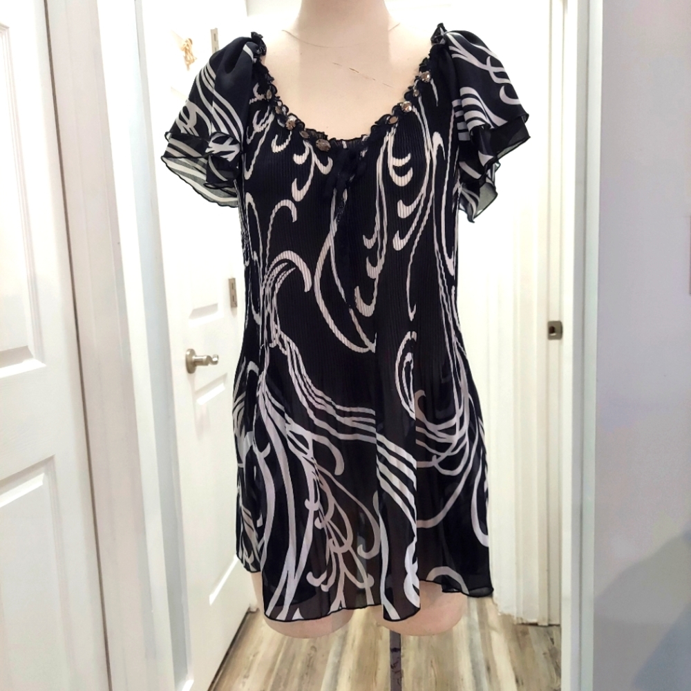 Dress Barn black white top short sleeves Round Neck Line Size 14/16